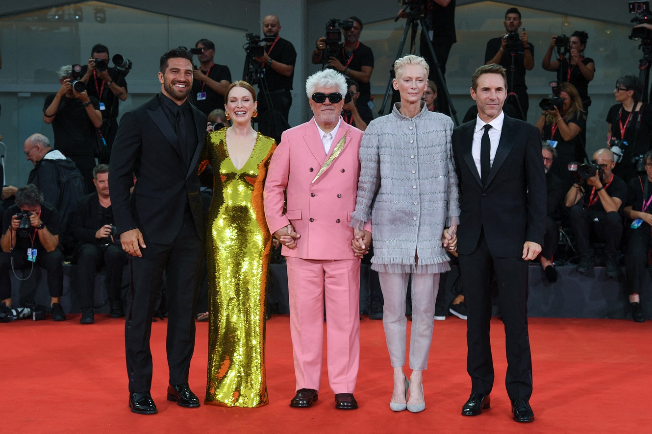 Οι Alessandro Nivola, Pedro Almodóvar, Julianne Moore, Tilda Swinton, Alvise Rigo παρευρίσκονται στην πρεμιέρα του The Room Next Door στο πλαίσιο του 81ου Διεθνούς Φεστιβάλ Κινηματογράφου της Βενετίας