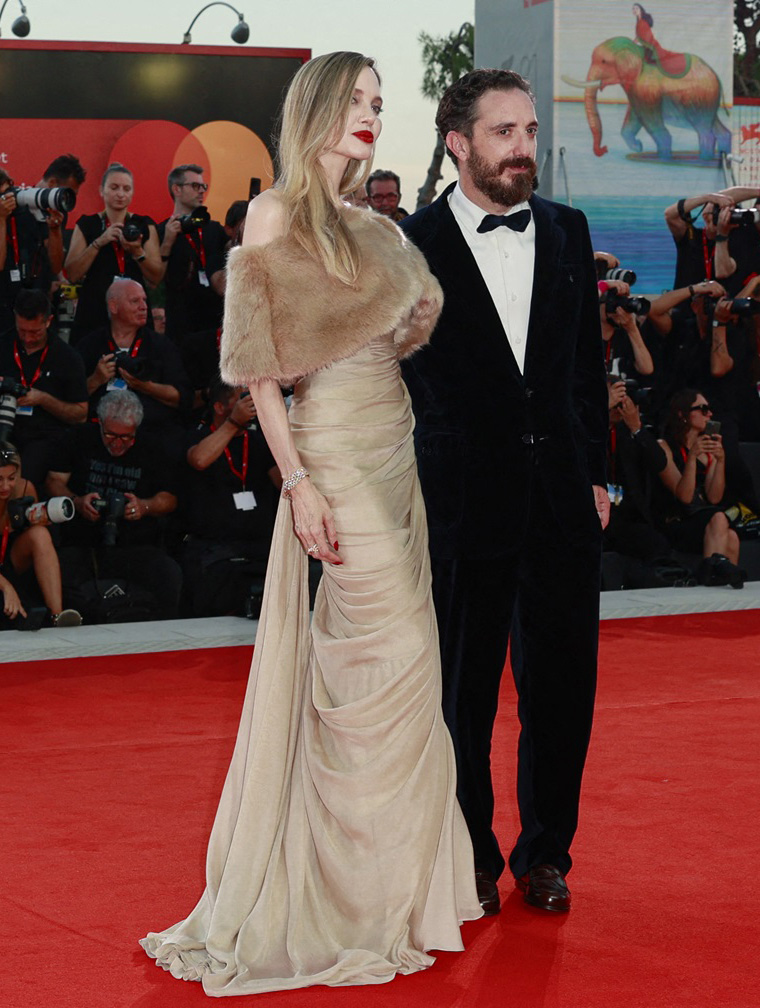 H Angelina Jolie στο κόκκινο χαλί για τη "Maria" στη διάρκεια του 81ου Φεστιβάλ Κινηματογράφου της Βενετίας στις 29 Αυγούστου