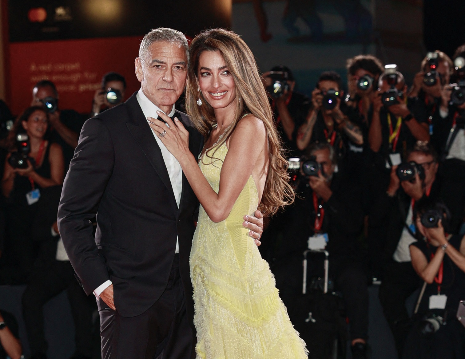 O George Clooney και η Amal Alamuddin Clooney στο κόκκινο χαλί για την ταινία "Wolfs" στη διάρκεια του 81ου Φεστιβάλ Κινηματογράφου Βενετίας.
