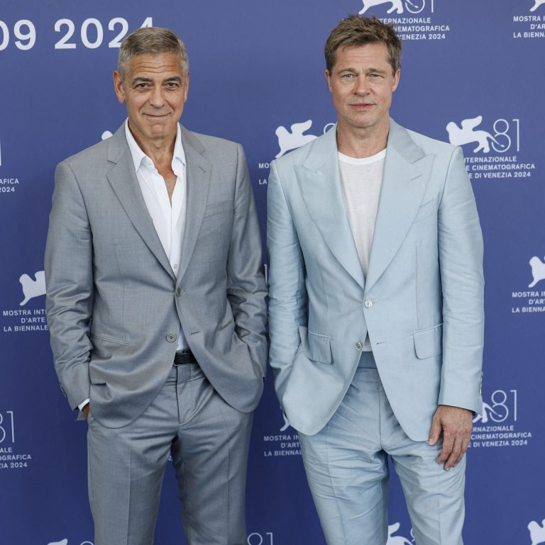 O George Clooney και ο Brad Pitt ποζάρουν στο photocall της ταινίας τους “Wolfs” στη διάρκεια του 81ου Διεθνούς Φεστιβάλ Κινηματογράφου Βενετίας στο Palazzo del Casino