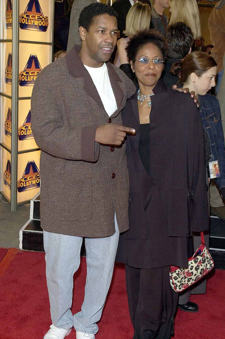 O Denzel Washington και η σύζυγός του Pauletta φτάνουν στην πρεμιέρα της ταινίας Erin Brockovich με πρωταγωνίστρια την Julia Roberts στις 4 Μαρτίου 2000 στο Los Angeles. Στην ταινία έπαιζε και ο ηθοποιός Albert Finney ενώ σκηνοθέτης ήταν ο Steven Soderbergh.