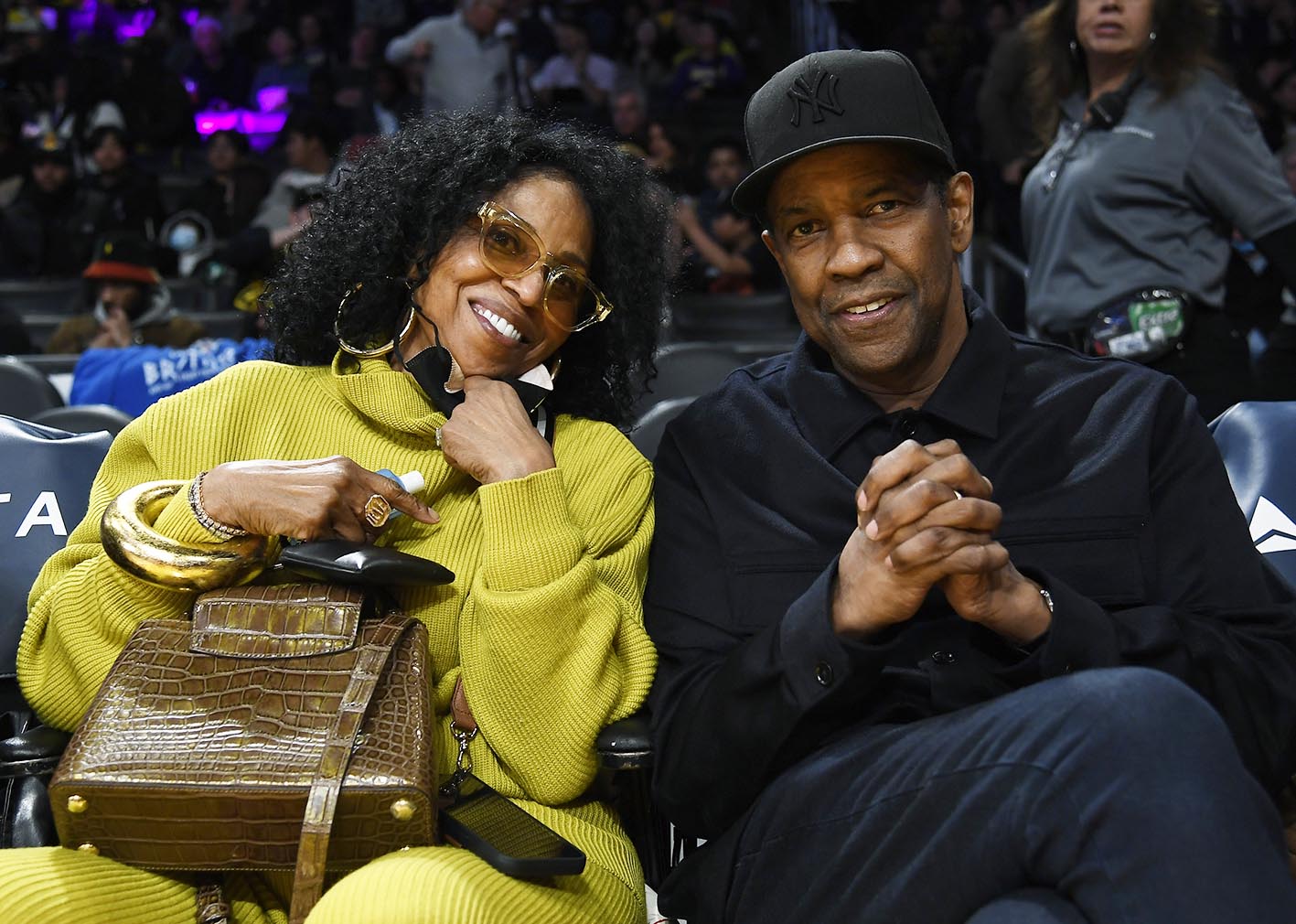 O Denzel Washington και η σύζυγός του Pauletta στον αγώνα basket ανάμεσα στις ομάδες Minnesota Timberwolves και Los Angeles Lakers στην Crypto.com Arena στις 3 Μαρτίου 2023 στο Los Angeles.