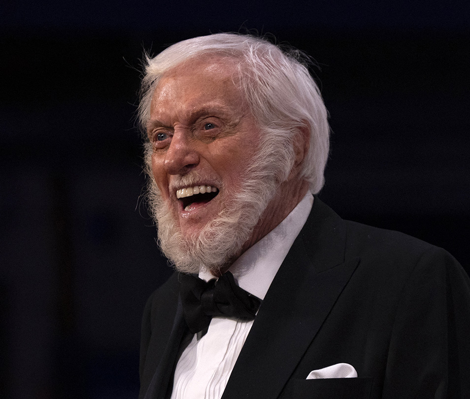 O Aμερικανός ηθοποιός Dick Van Dyke παρευρέθηκε στην εκδήλωση για 43η φορά που οργανώνει το Kennedy Center τον Μάιο του 2021 στην Washington, DC.