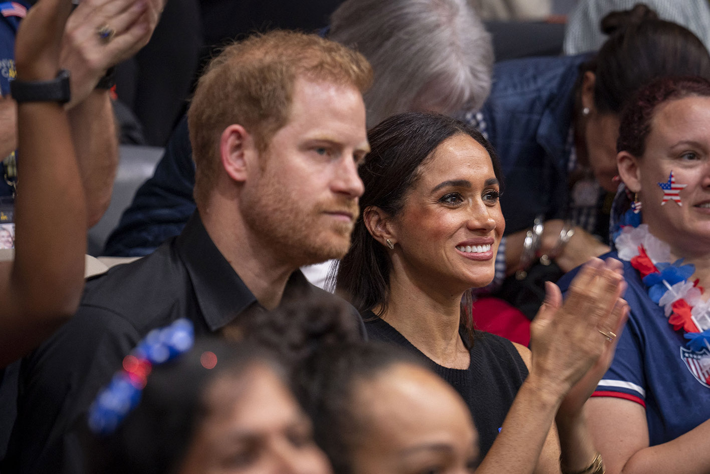 παρακολουθούν τον τελικό του μπάσκετ με αμαξίδιο μεταξύ των ΗΠΑ και της Γαλλίας στη Merkur Spiel Arena, στο πλαίσιο των Αγώνων Invictus στις 13 Σεπτεμβρίου 2023