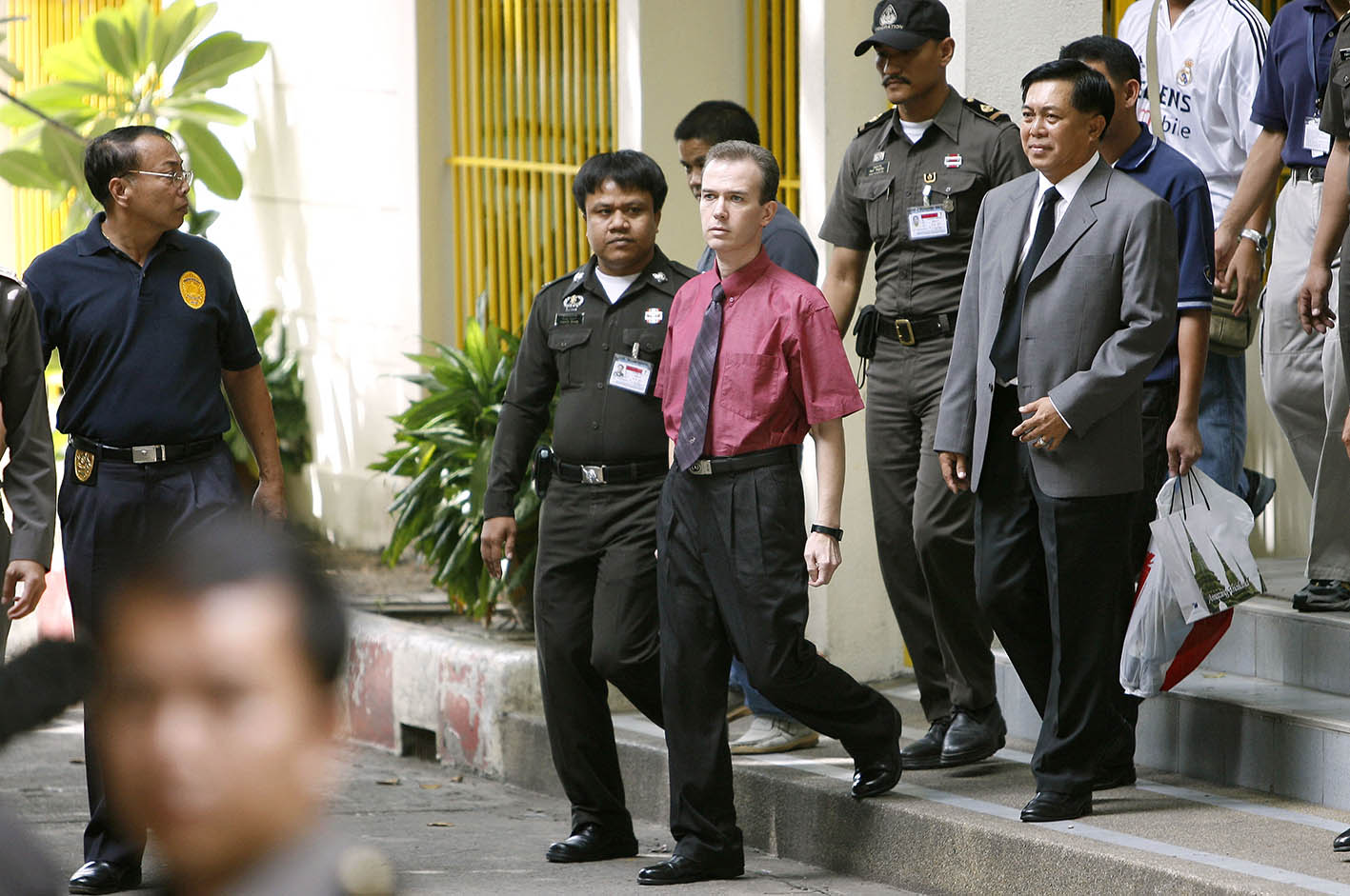 Ο Aμερικανός δάσκαλος John Mark Karr συνελήφθη και οδηγείται στο αεροδρόμιο της Bangkok στην Ταϊλάνδη, για να επιστρέψει στις ΗΠΑ. Ο ίδιος ομολόγησε μετά μία δεκαετία, στις 20 Αυγούστου 2006 τη δολοφονία της εξάχρονης "βασίλισσας ομορφιάς" JonBenet Ramsey.