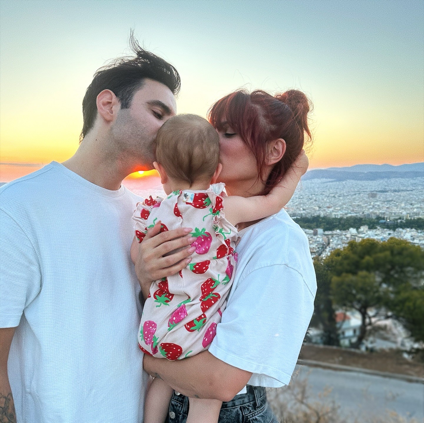 Η Μαίρη Συνατσάκη και ο Ίαν Στρατής αγκαλιά με την κόρη τους Ολίβια