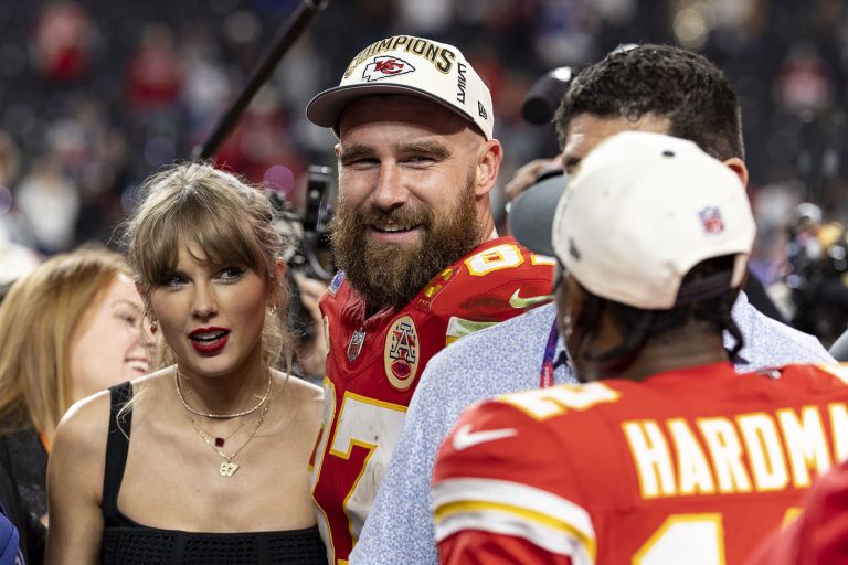 O Travis Kelce #87 των Kansas City Chiefs με την Taylor Swift στο Super Bowl.