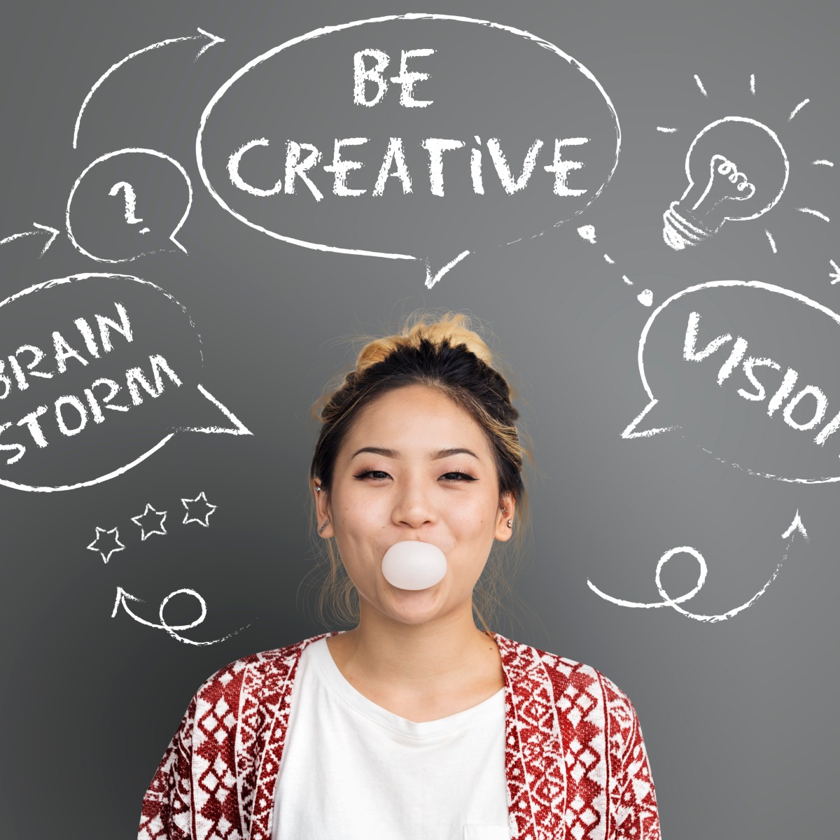 Έξυπνη κορίτσι μπροστά σε μαυροπίνακα που γράφει με λευκή κιμωλία διάφορα