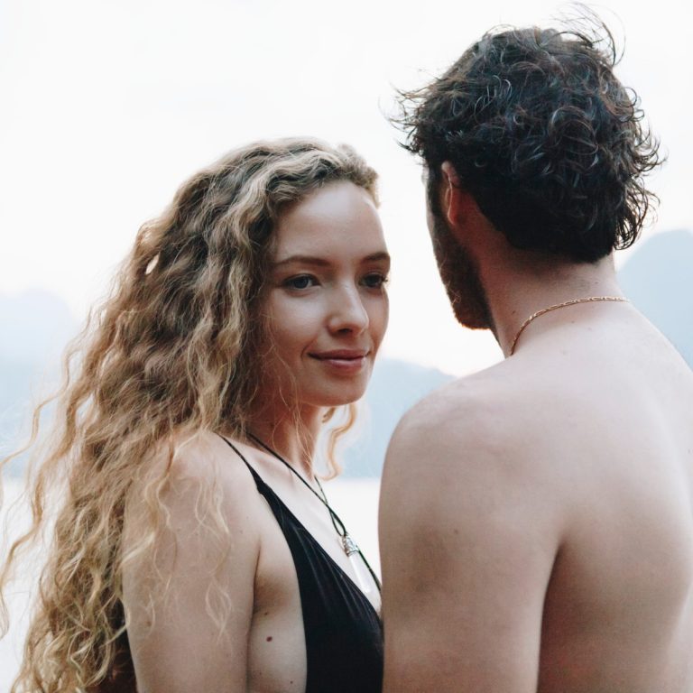 Ζευγάρι στη θάλασσα με μαγιό