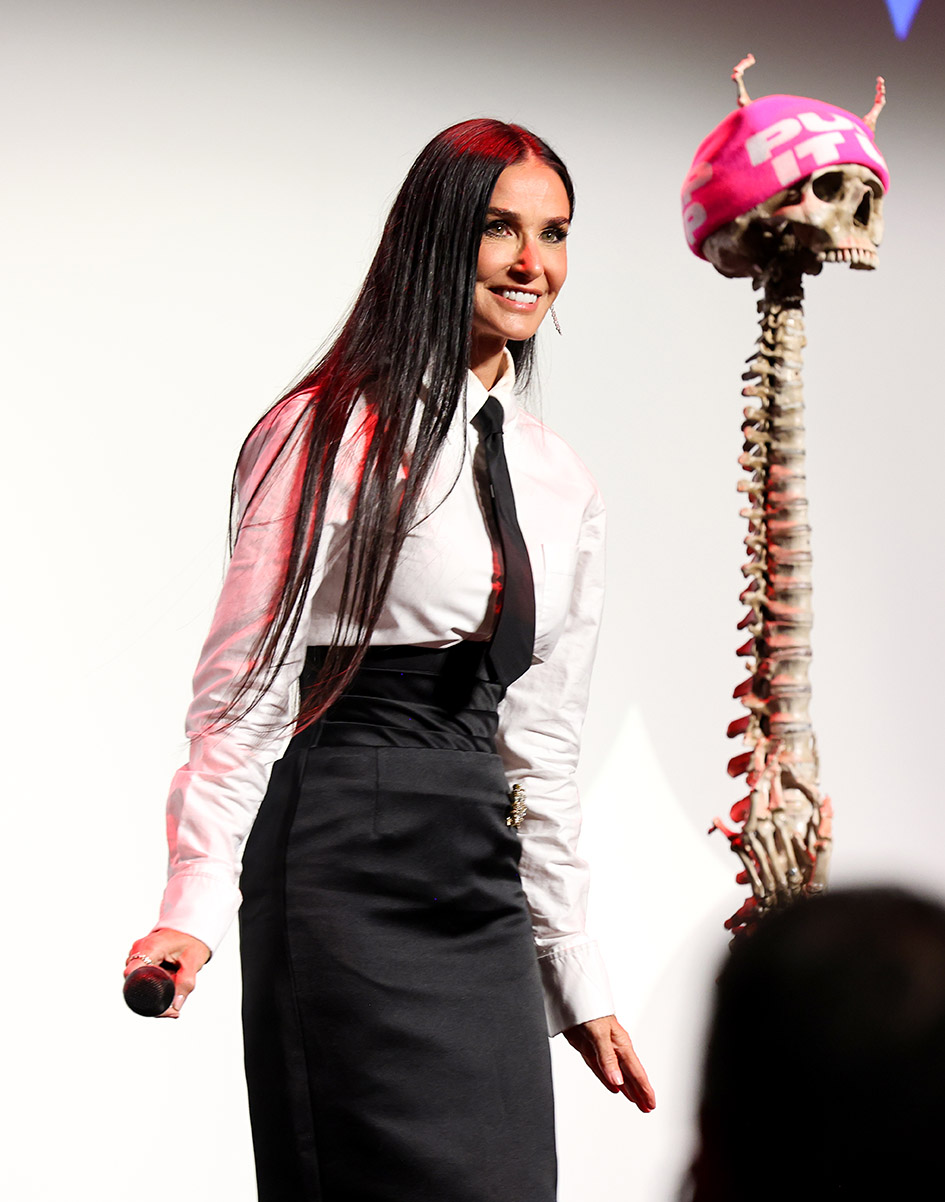 H Demi Moore μιλά επί σκηνή κατά τη διάρκεια της πρεμιέρας της ταινίας "The Substance" στο Κινηματογραφικό Φεστιβάλ στο Toronto στις 5 Σεπτεμβρίου 2024.