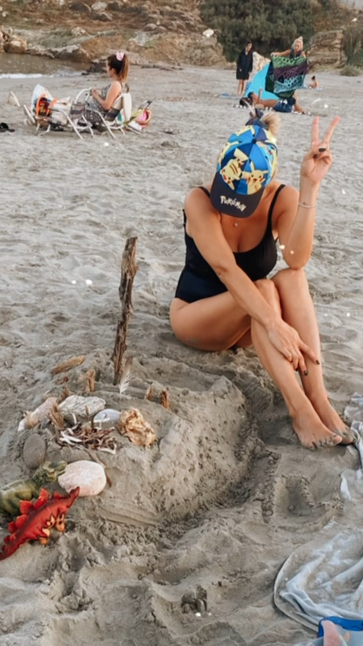 Η Λένα Δροσάκη στην αμμουδιά