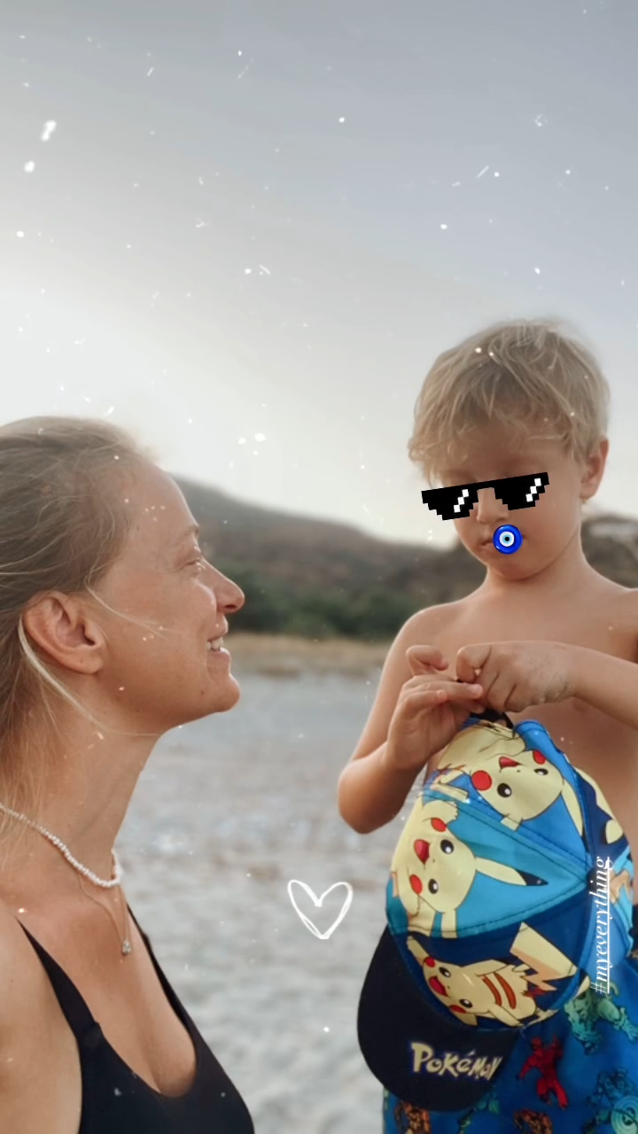 Η Λένα Δροσάκη με τον γιο της στην παραλία