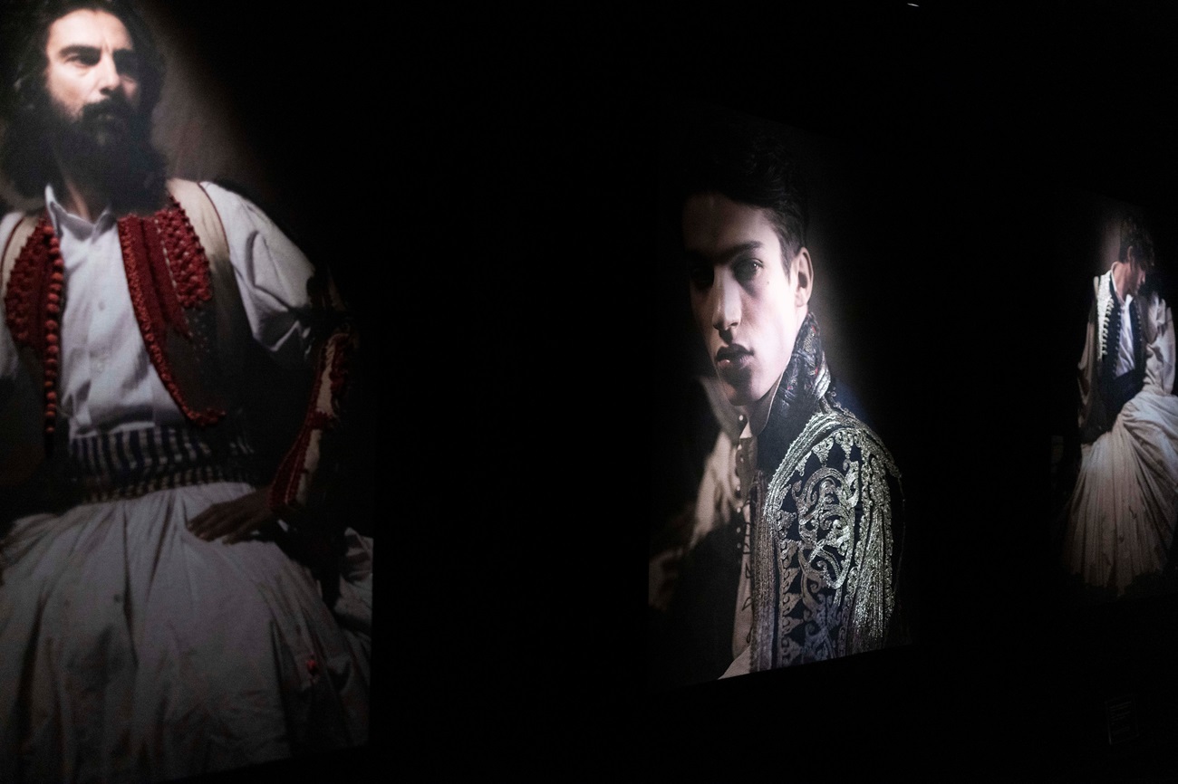 Εκθέματα στην έκθεση με θέμα “Ενδυμα Ψυχης¨ του εικαστικού διδύμου Βαγγέλη Κύρη και Ανατόλι Γεωργίεφ, στο πλαίσιο των εγκαινίων της, αποτελούμενη απο έργα που παρουσιάζουν το ένδυμα μέσα από τη φωτογραφία και την κεντητική τέχνη, Δευτέρα 9 Σεπτεμβρίου 2024.