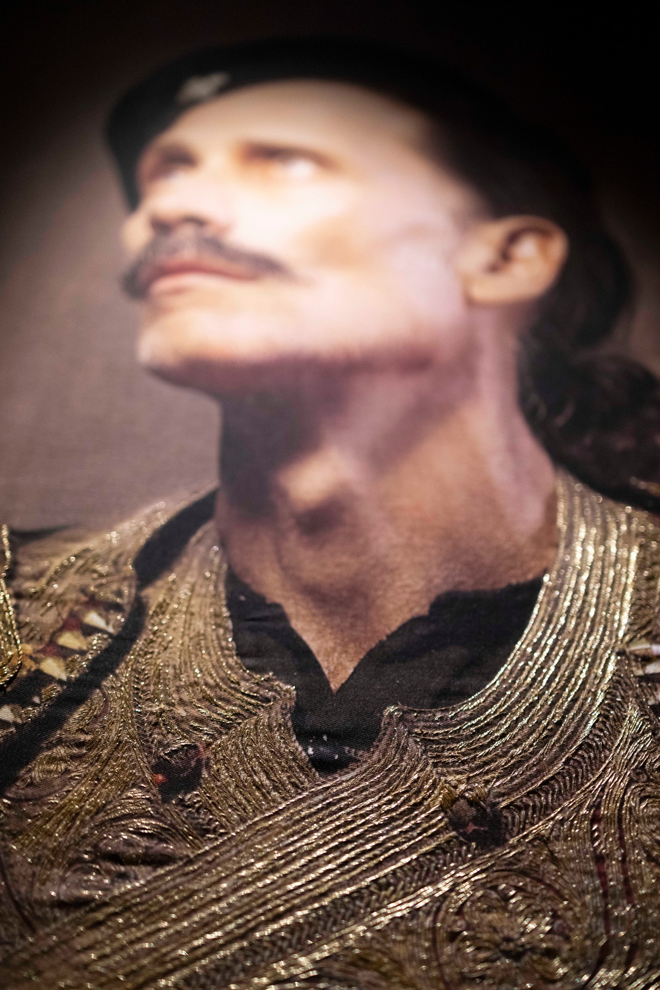 Εκθέματα στην έκθεση με θέμα “Ενδυμα Ψυχης¨ του εικαστικού διδύμου Βαγγέλη Κύρη και Ανατόλι Γεωργίεφ, στο πλαίσιο των εγκαινίων της, αποτελούμενη απο έργα που παρουσιάζουν το ένδυμα μέσα από τη φωτογραφία και την κεντητική τέχνη, Δευτέρα 9 Σεπτεμβρίου 2024.