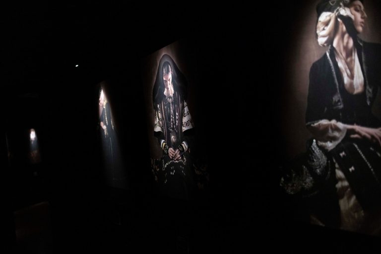 Εκθέματα στην έκθεση με θέμα “Ενδυμα Ψυχης¨ του εικαστικού διδύμου Βαγγέλη Κύρη και Ανατόλι Γεωργίεφ, στο πλαίσιο των εγκαινίων της, αποτελούμενη απο έργα που παρουσιάζουν το ένδυμα μέσα από τη φωτογραφία και την κεντητική τέχνη, Δευτέρα 9 Σεπτεμβρίου 2024.