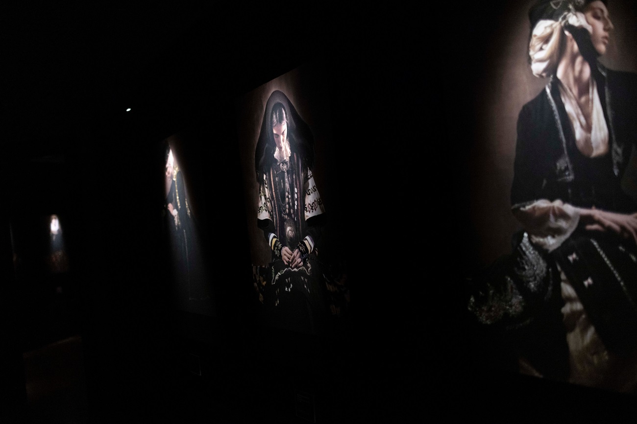 Εκθέματα στην έκθεση με θέμα “Ενδυμα Ψυχης¨ του εικαστικού διδύμου Βαγγέλη Κύρη και Ανατόλι Γεωργίεφ, στο πλαίσιο των εγκαινίων της, αποτελούμενη απο έργα που παρουσιάζουν το ένδυμα μέσα από τη φωτογραφία και την κεντητική τέχνη, Δευτέρα 9 Σεπτεμβρίου 2024.