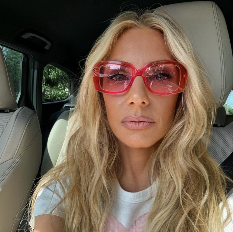 Η Έλενα Τσαβαλιά με ροζ γυαλιά