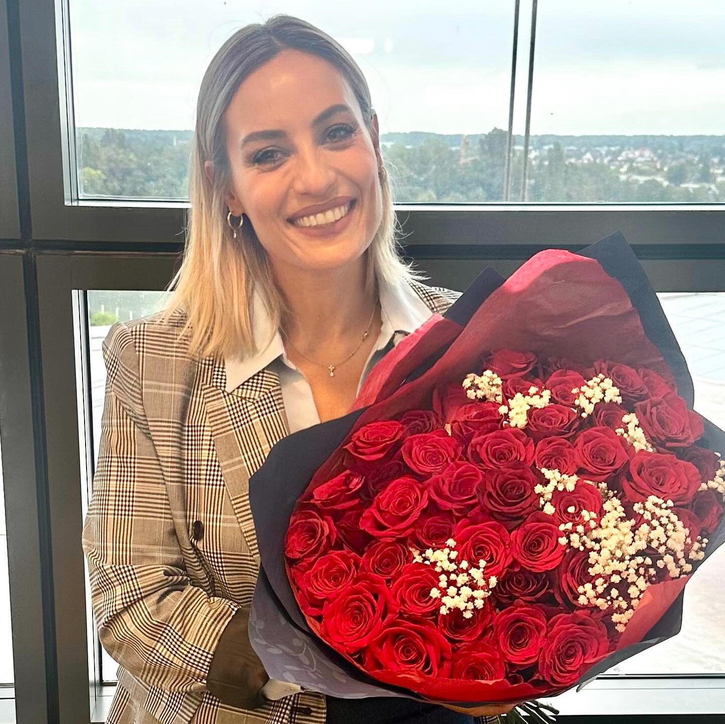 Η Ελεονώρα Μελέτη με ανθοδέσμη στα γενέθλιά της