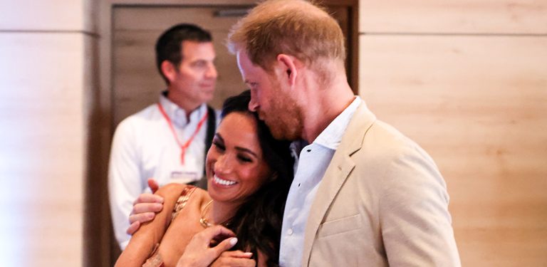 O πρίγκιπας Harry και η Meghan Markle στο Εθνικό Κέντρο Τέχνης Delia Zapata κατά τη διάρκεια της επίσκεψής τους τον Αύγουστο 2024 στην Μπογκοτά της Κολομβίας.