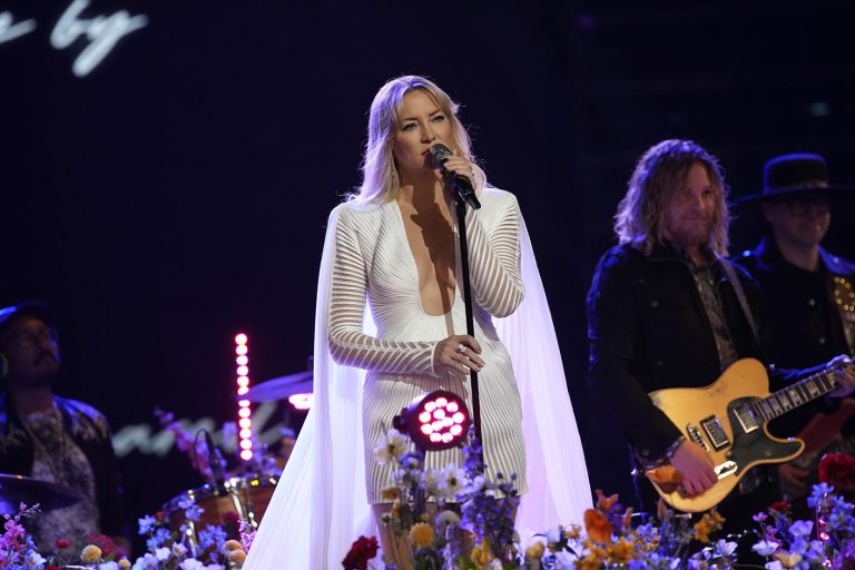 H Kate Hudson τραγουδά στον Ζωντανό Τελικό του Τhe Voice Part 2.