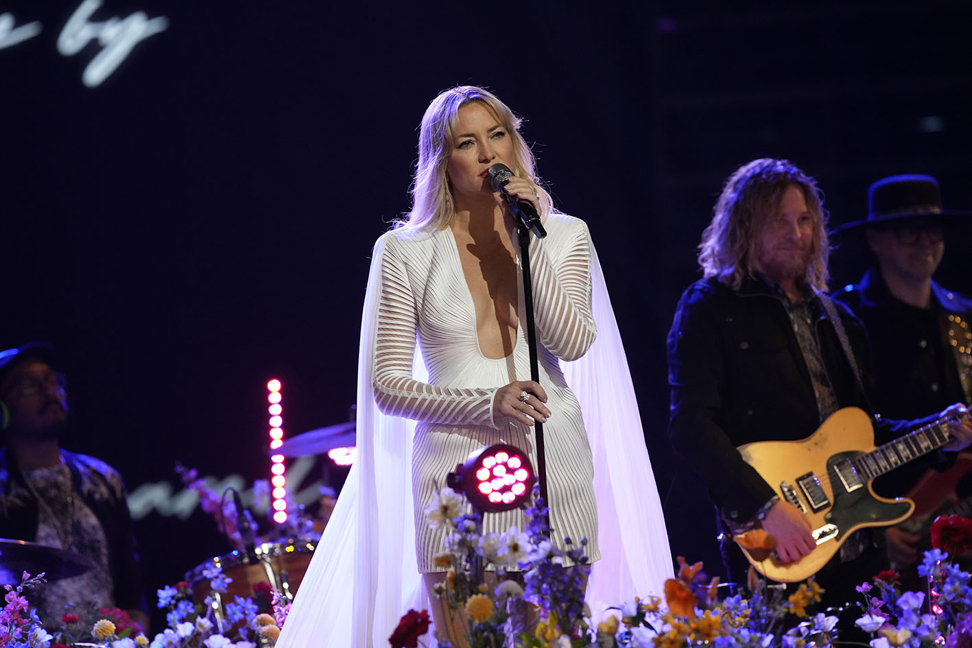 H Kate Hudson τραγουδά στον Ζωντανό Τελικό του Τhe Voice Part 2.