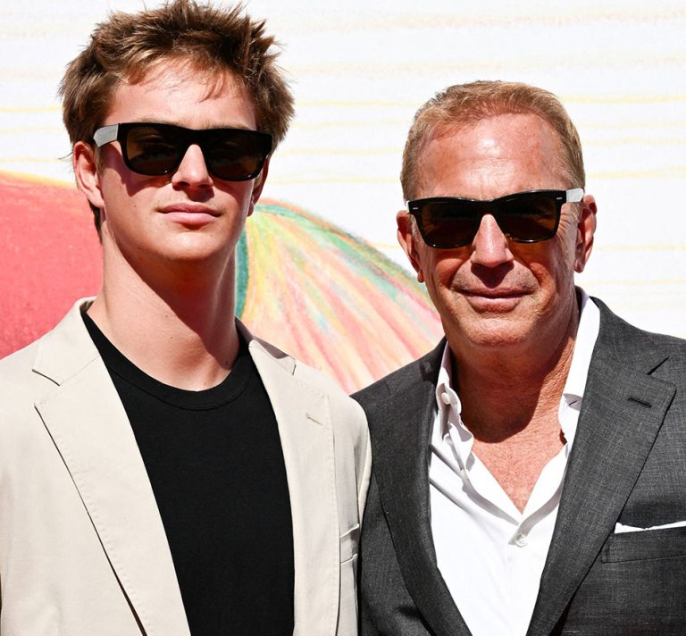Oι Kevin Costner και Caydon Wyatt Costner παρευρέθηκαν στην πρεμιέρα της ταινίας Horizon: An American Saga - Chapter 2 κατά τη διάρκεια του 81ου Κινηματογραφικού Φεστιβάλ της Βενετίας στις 7 Σεπτεμβρίου 2024.