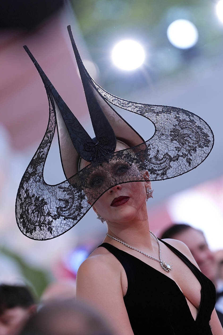 H Lady Gaga ποζάρει με την Dior δημιουργία στους φωτογράφους κατά τη διάρκεια του Red Carpet για την πρεμιέρα της ταινίας 'Joker: Folie A Deux' στο 81ο Φεστιβάλ Κινηματογράφου στη Βενετία, στις 4 Σεπτεμβρίου 2024.