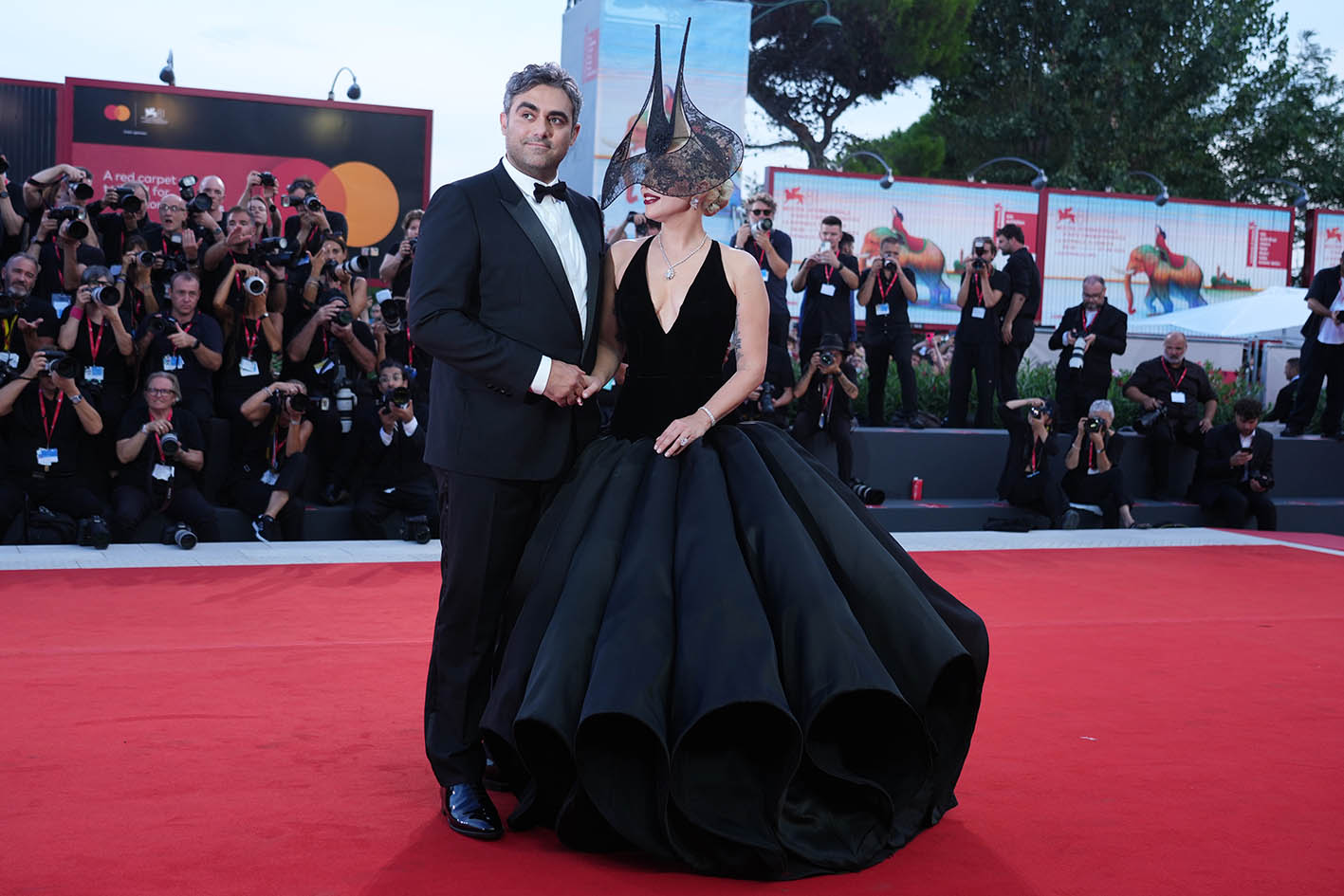 Ο Michael Polansky και η Lady Gaga ποζάρουν στους φωτογράφους στην πρεμιέρα της ταινίας 'Joker: Folie A Deux' στο 81ο Φεστιβάλ Κινηματογράφου στη Βενετία, στις 4 Σεπτεμβρίου 2024.