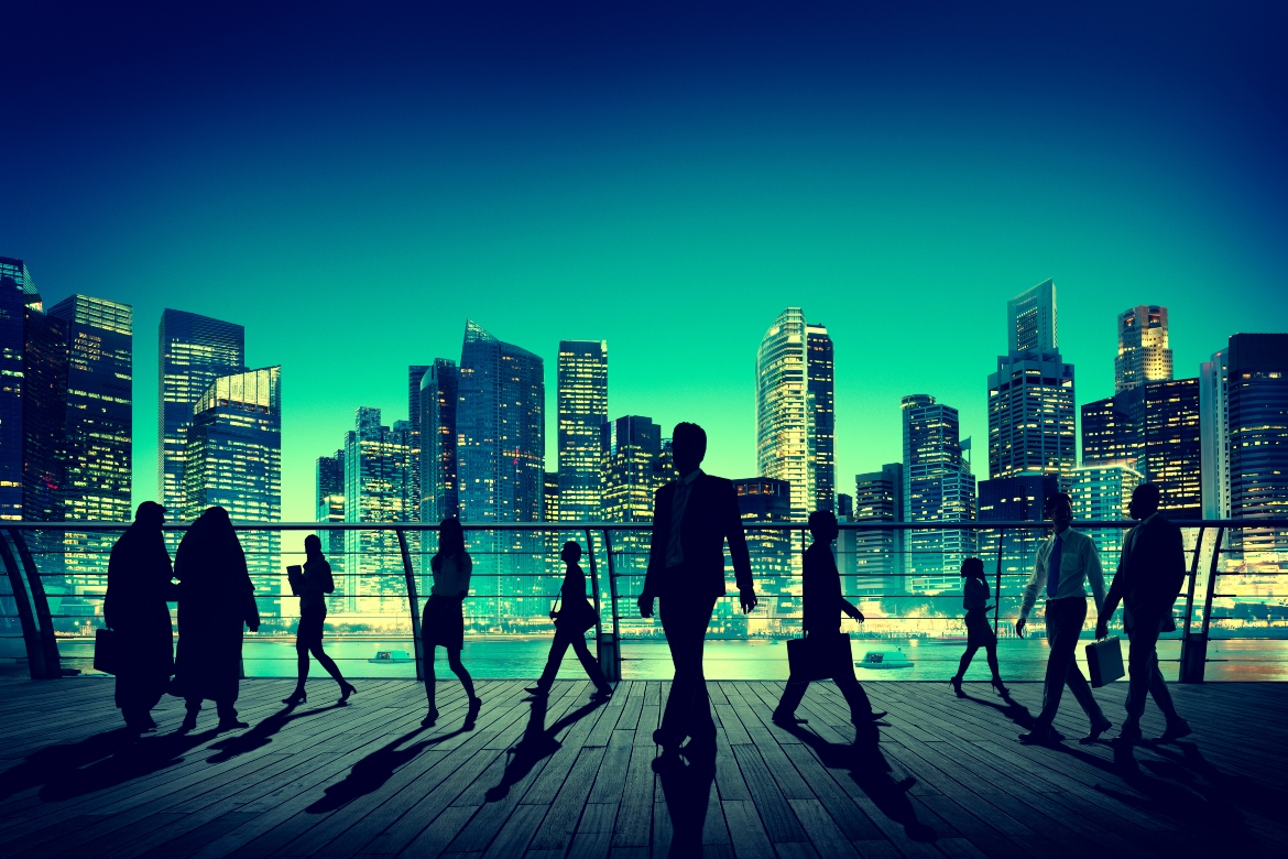 άνθρωποι περπατούν σε φωτισμένη πόλη