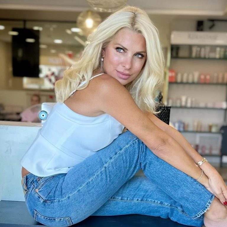 Η Ελένη Μενεγάκη με τζιν