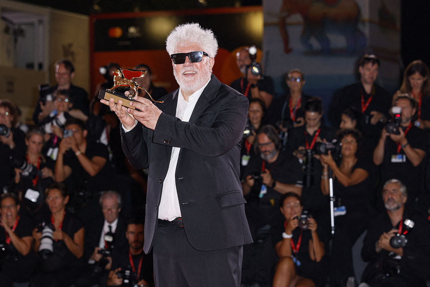 O Pedro Almodovar με τον Χρυσό Λέοντα στα χέρια του για την ταινία “The Room Next Door” στο 81ο Κινηματογραφικό Φεστιβάλ της Βενετίας στις 7 Σεπτεμβρίου 2024.