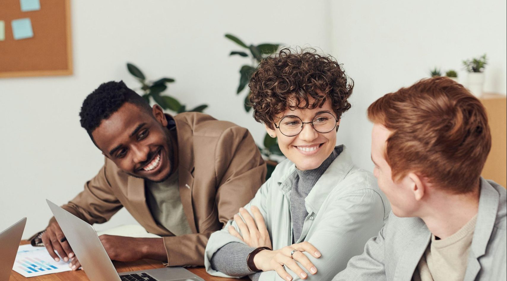 άνθρωποι που δουλεύουν σε γραφείο