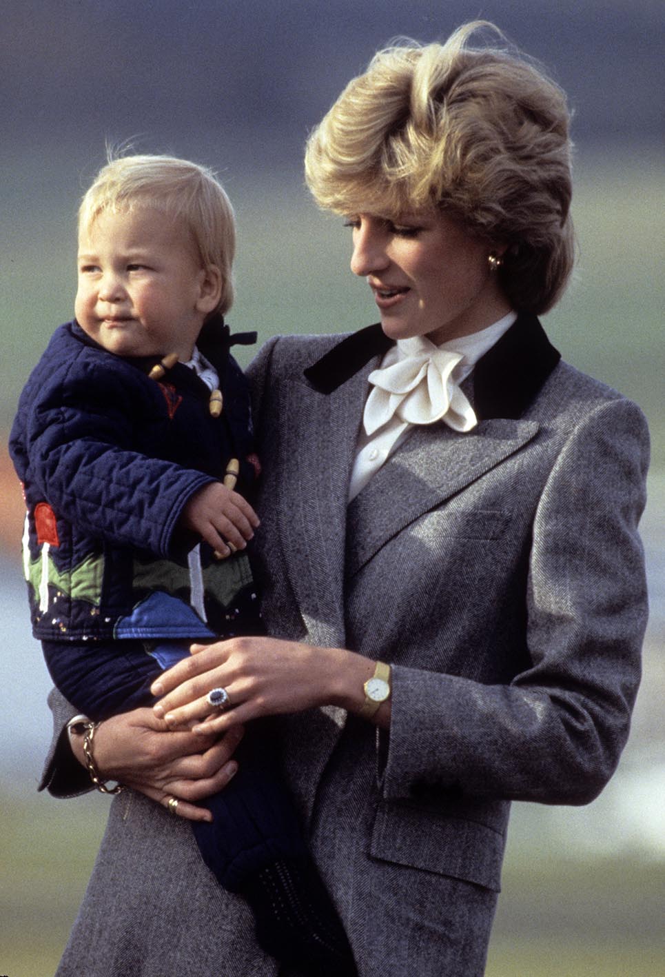 H Diana, πριγκίπισσα της Ουαλίας με τον μικρό πρίγκιπα William στο αεροδρόμιο Aberdeen στις 24 Οκτωβρίου 1983.