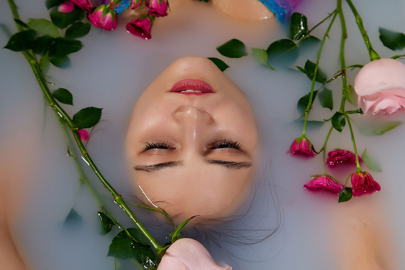 Γυναίκα σε μπανιέρα με τριαντάφυλλα