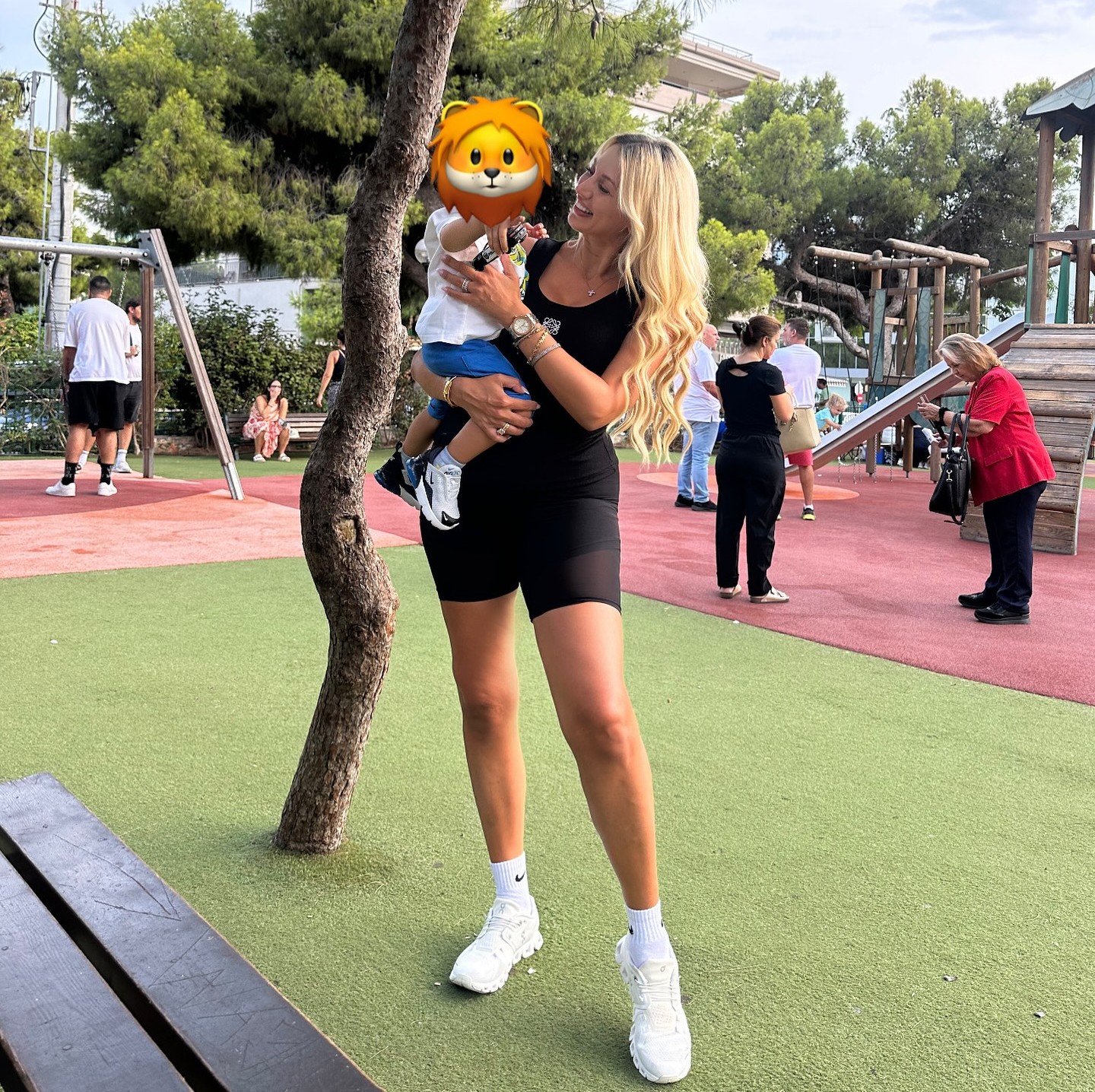 Η Κωνσταντίνα Σπυροπούλου στην παιδική χαρά