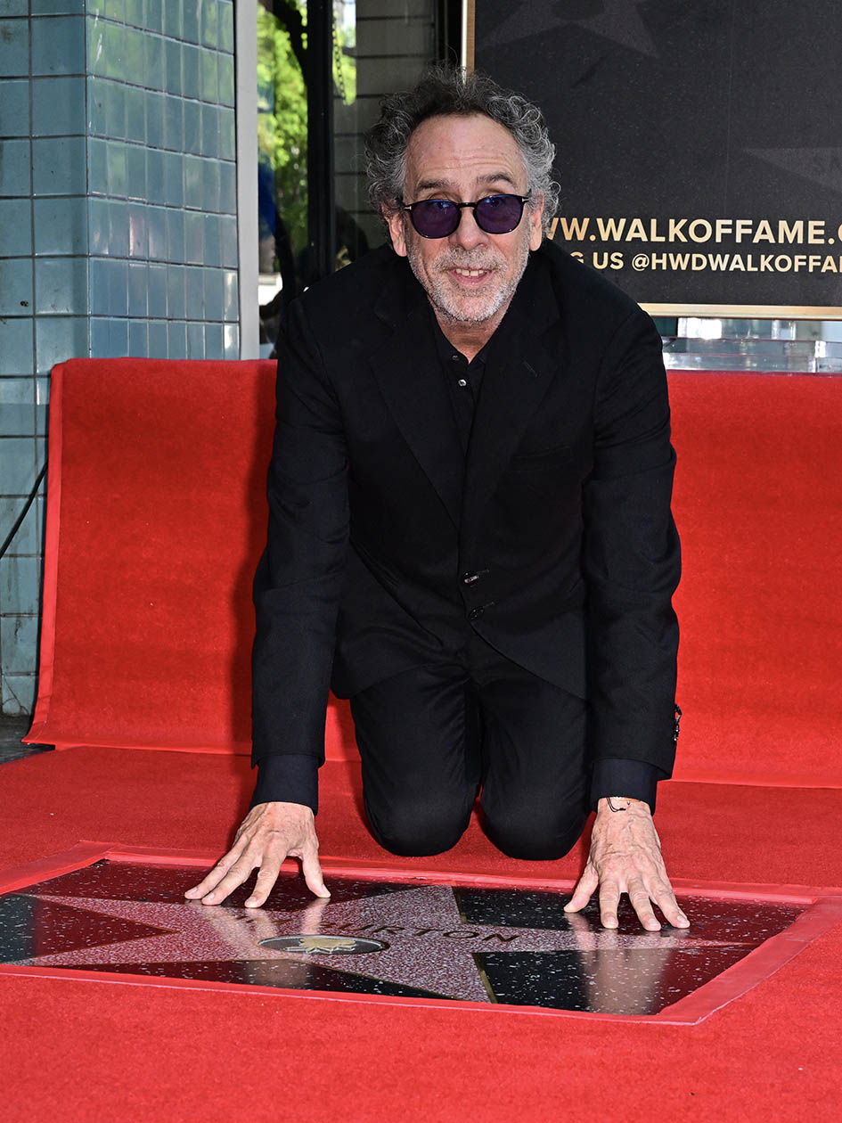 O Αμερικανός σκηνοθέτης Tim Burton ποζάρει μπροστά στο δικό του αστέρι Hollywood Walk of Fame στις 3 Σεπτεμβρίου 2024.
