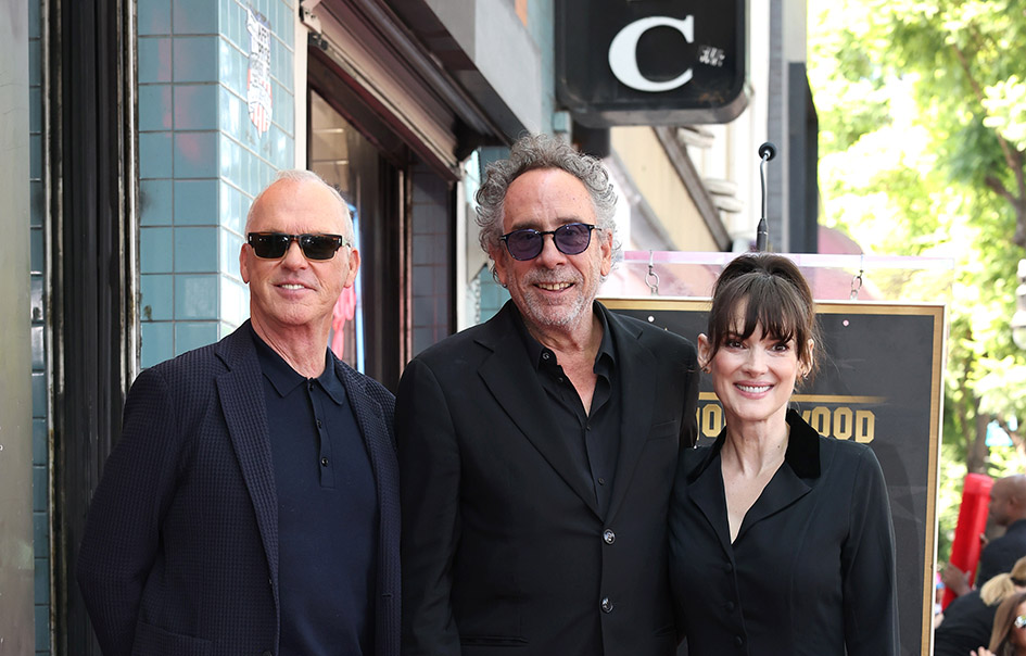 Oι Michael Keaton, Tim Burton και Winona Ryder την ημέρα που ο σκηνοθέτης απέκτησε το δικό του αστέρι στο Hollywood Walk of Fame στις 3 Σεπτεμβρίου 2024.
