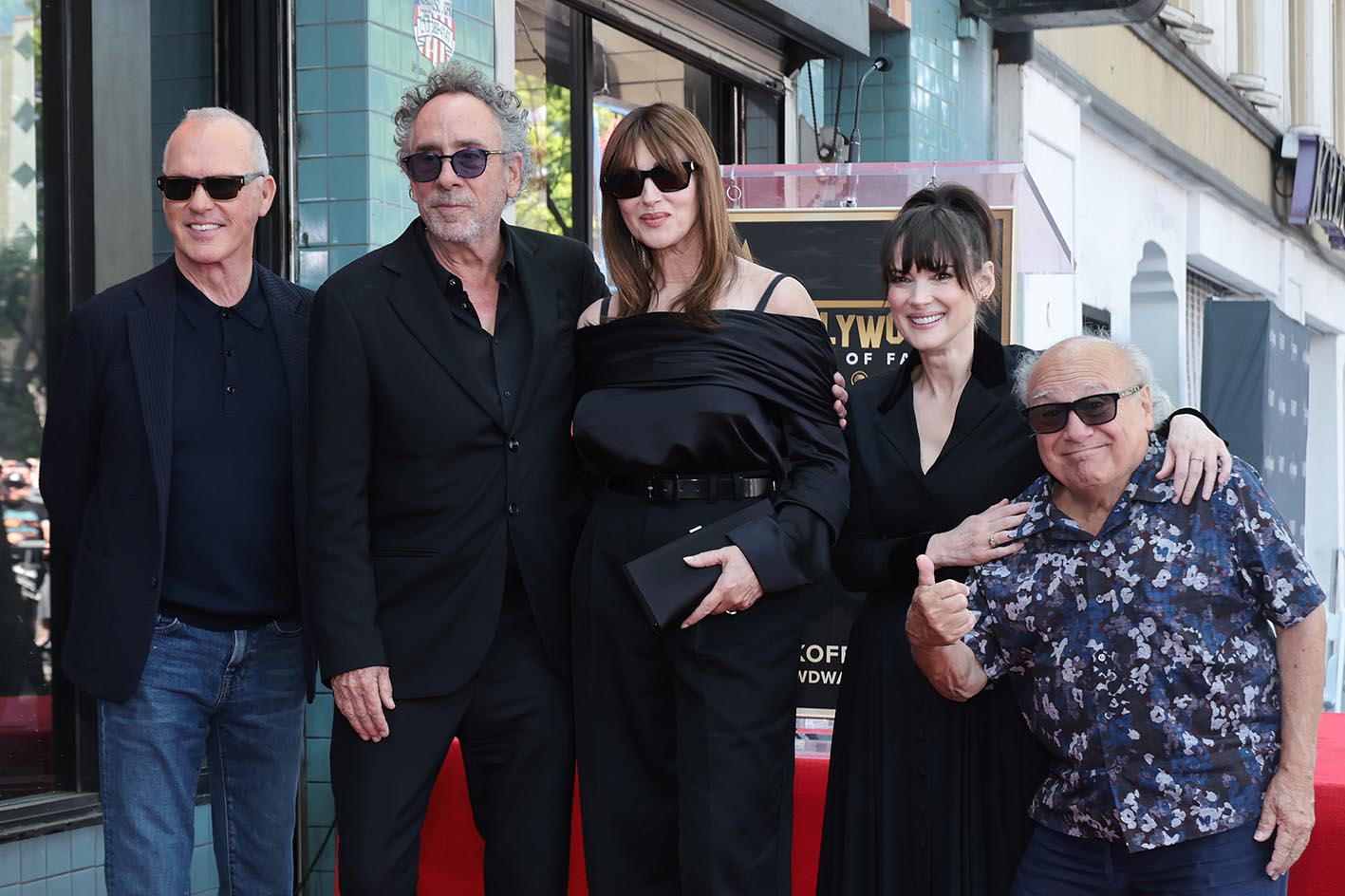 Oι Michael Keaton, Tim Burton, Monica Bellucci, Winona Ryder και Danny DeVito την ημέρα που ο σκηνοθέτης απέκτησε το δικό του αστέρι στο Hollywood Walk of Fame στις 3 Σεπτεμβρίου 2024.