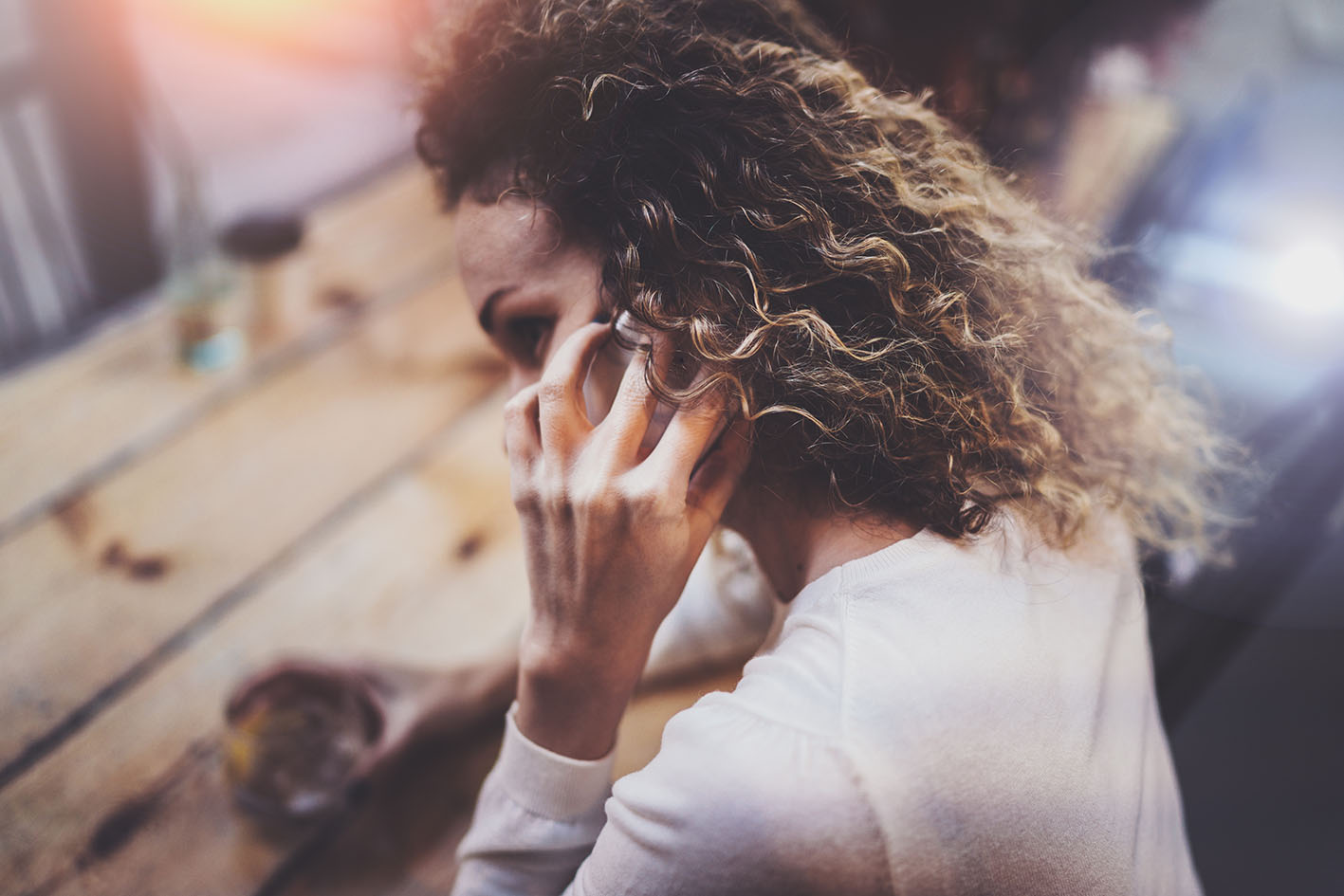 Γυναίκα μιλά σε κινητό