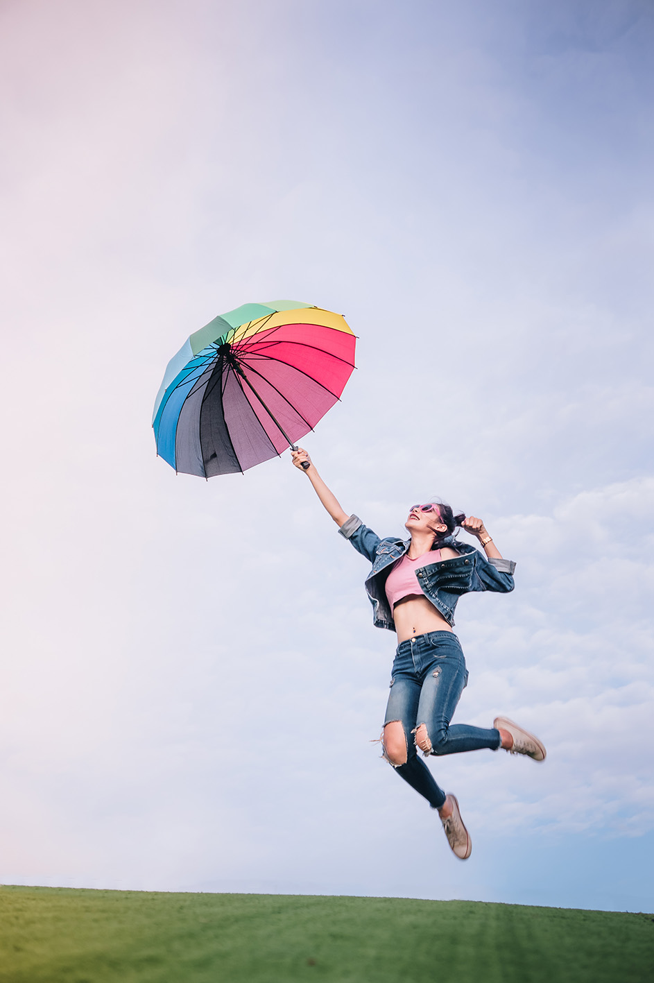 Ζωδιακές προβλέψεις. Ζώδια αέρα απεικόνιση σε σκίτσο. Γυναίκα με ομπρέλα που τη σήκωσε ο αέρας ψηλά