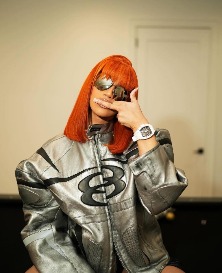 cardi b με ασημένιο τζάκετ