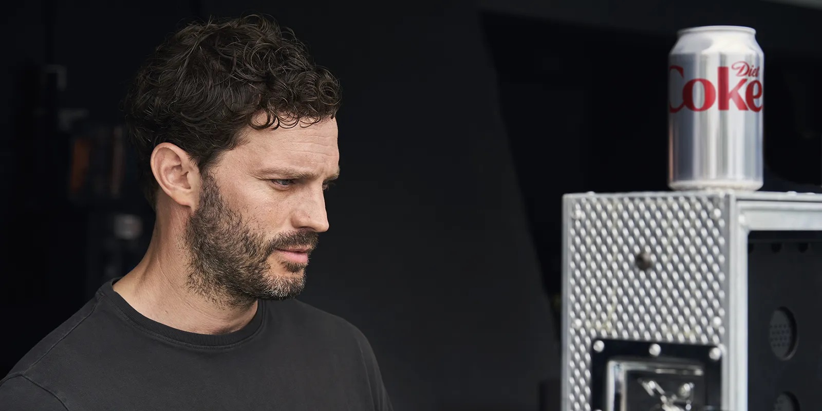 O Jamie Dornan στην διαφημιστική καμπάνια για την Diet Coke