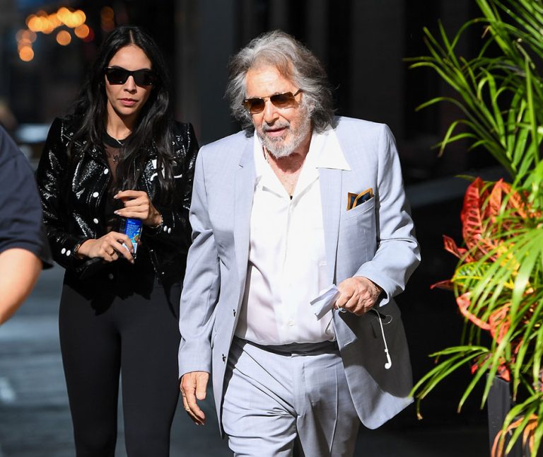 H Noor Alfallah και ο Al Pacino στα γυρίσματα ταινίας στο Manhattan στις 24 Αυγούστου 2023 στη Νέα Υόρκη.