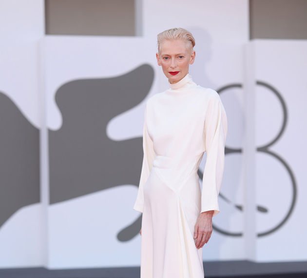 H Tilda Swinton στο κόκκινο χαλί στο 81ο Κινηματογραφικό Φεστιβάλ της Βενετίας για την ταινία "Queer" στις 3 Σεπτεμβρίου.