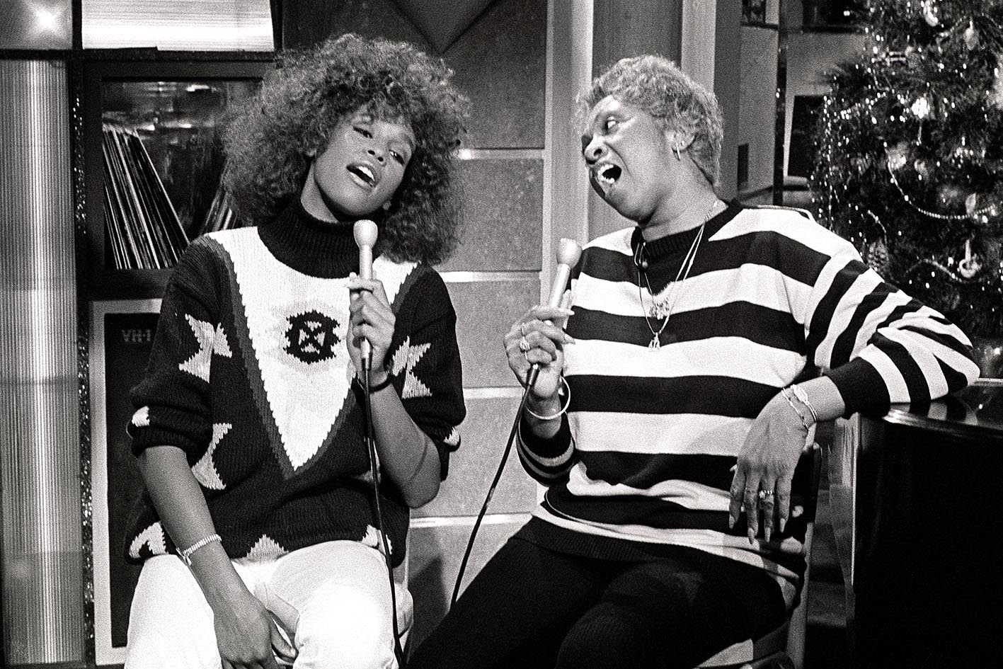 H Whitney Houston με τη μητέρα της Cissy Houston,σε τηλεοπτική εκπομπή στο MTV στη Νέα Υόρκη, 1989