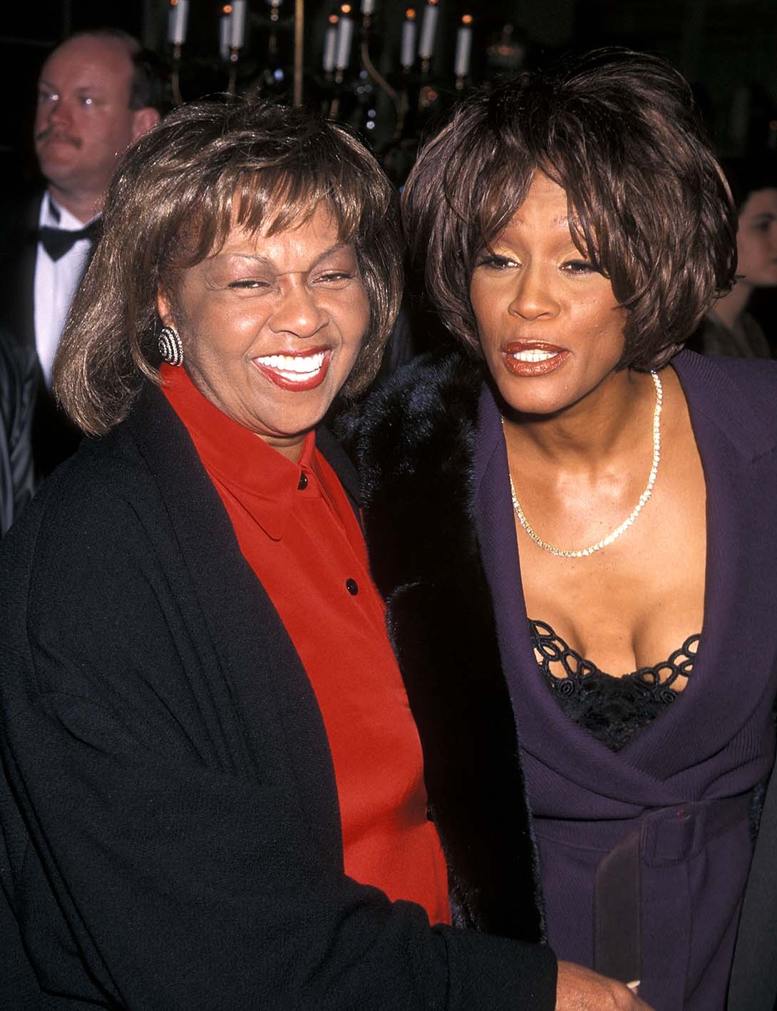 H Whitney Houston με τη μητέρα της Cissy Houston στα ετήσια Βραβεία Grammy στις 24 Φεβρουαρίου 1998 στο Plaza Hotel στη Νέα Υόρκη.