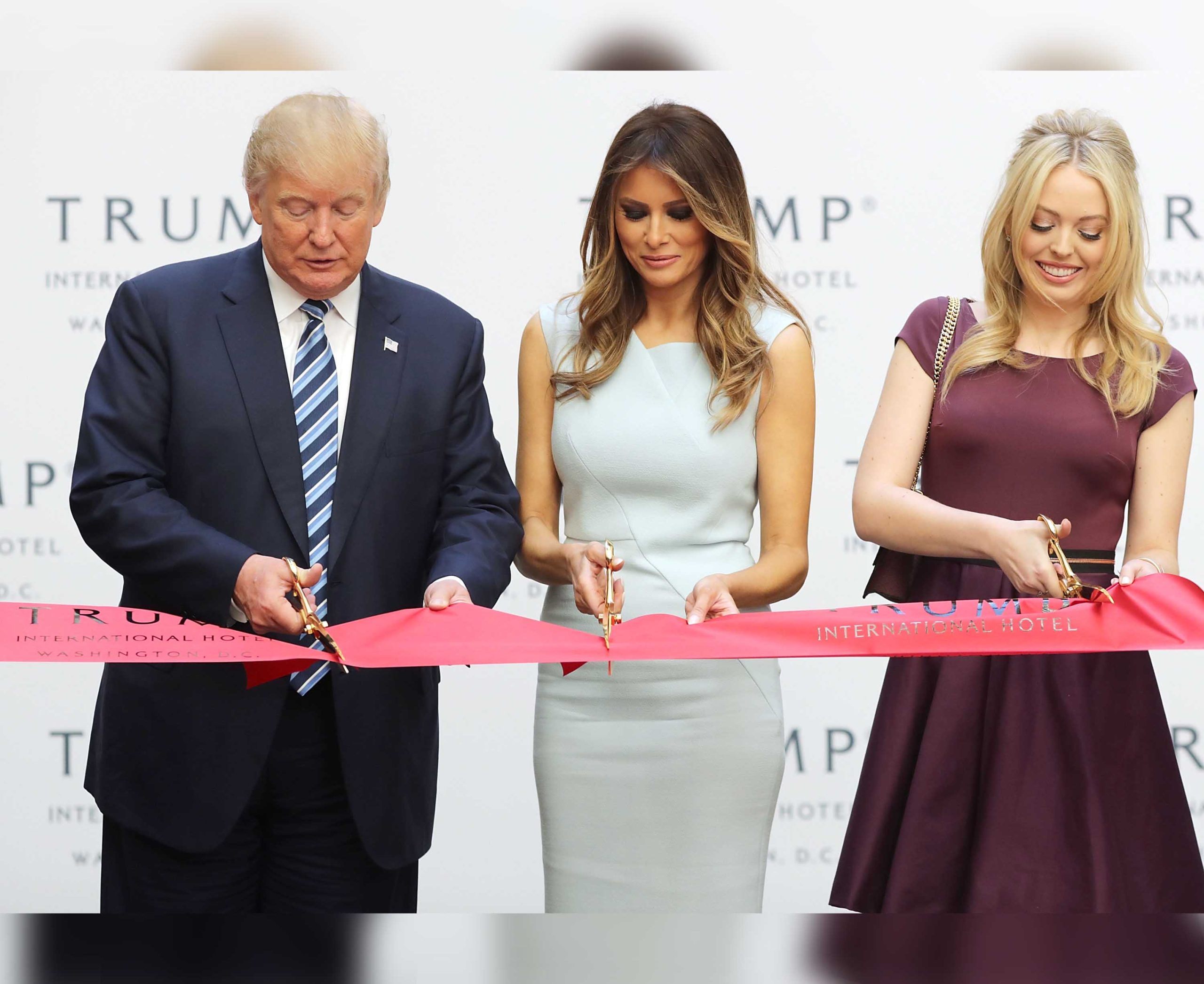 O Donald Trump μαζί με τη σύζυγό του Melania και την κόρη του Tiffany, στις 26/10/2016