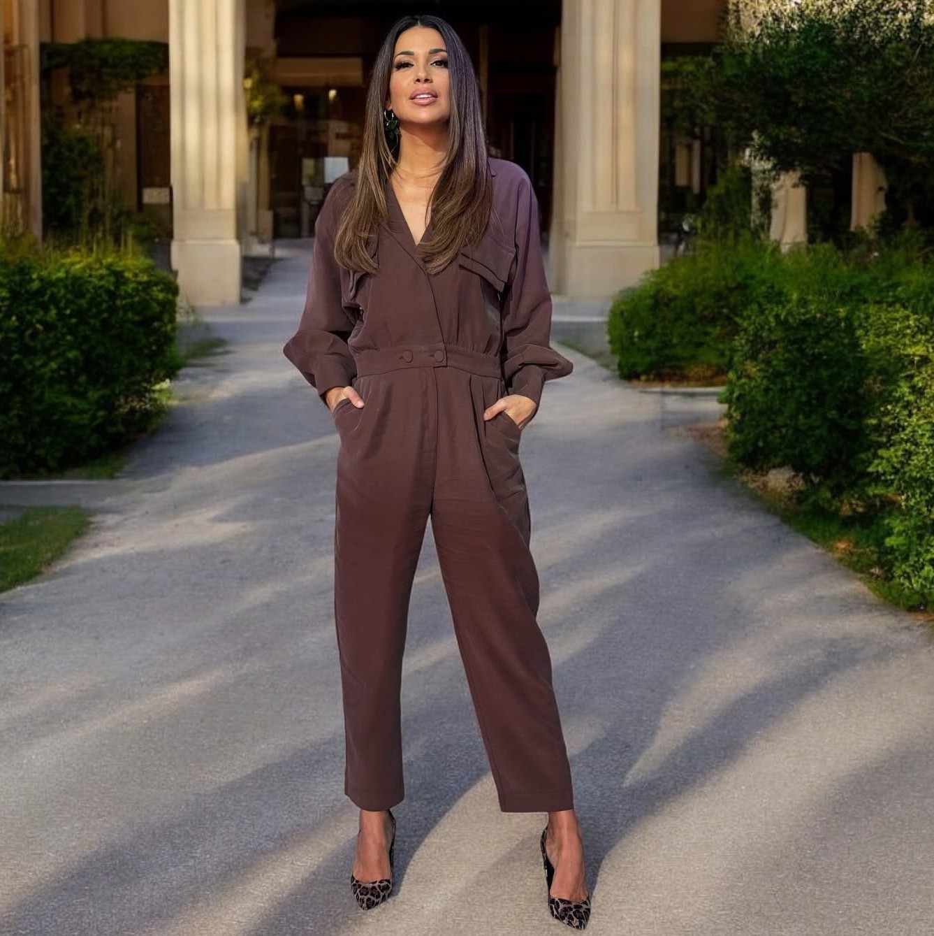 Η Ελένη Χατζίδου με καφέ ολόσωμη φόρμα