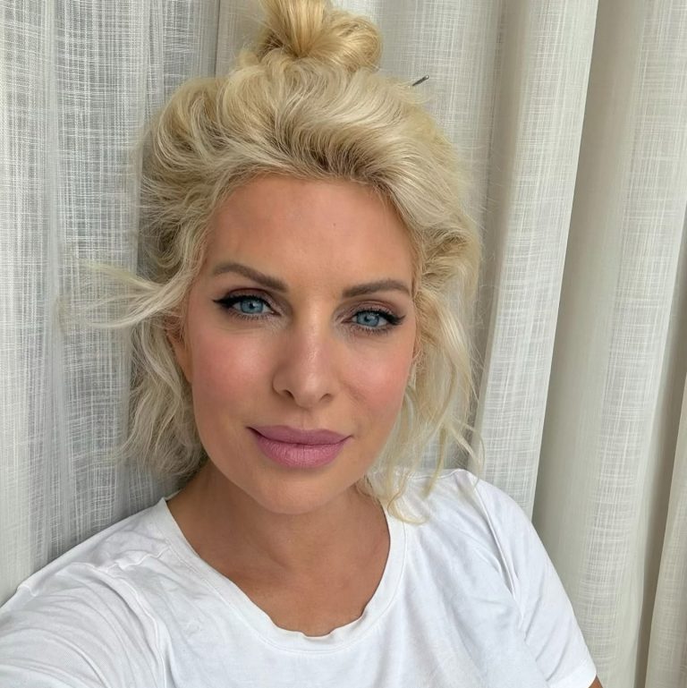 Η Ελένη Μενεγάκη με λευκό t-shirt