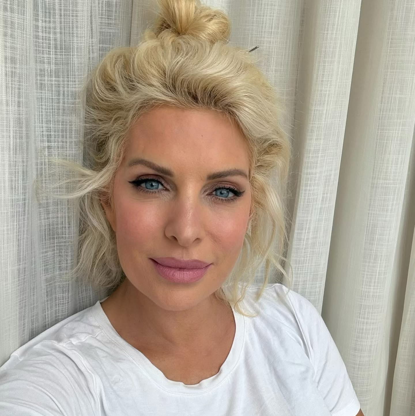 Η Ελένη Μενεγάκη με λευκό t-shirt